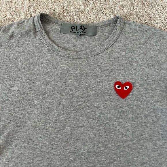 COMME DES GARÇONS CDG PLAY BASIC COLOURED T-SHIRT RED EMBLEM (GREY) - Picture 2 of 4